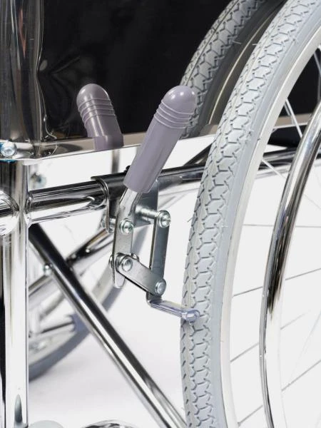 Invalidnaya kolyaska s ruchnim privodom model s naduvnimi kolesami