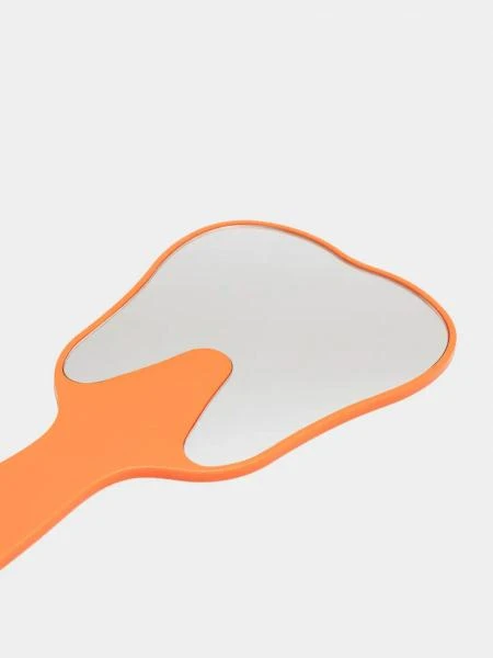 Steklyannoe zerkalo v forme zuba s logotipom Glass mirror