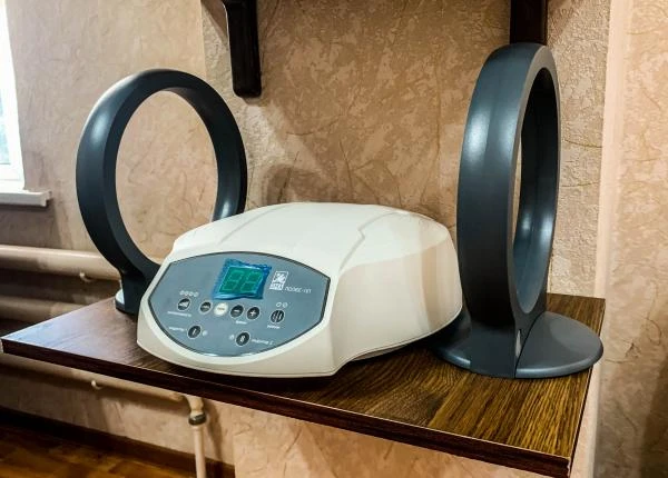 Apparat dlya nizkochastotnoy magnitoterapii perenosnoy