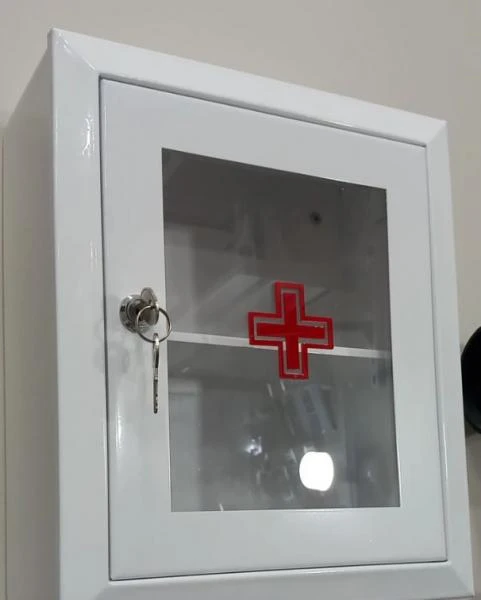 Metallicheskiy medisinskiy shkaf