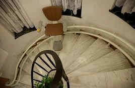 Kresla na izognutix napravlyayushix otolift