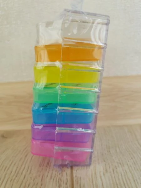 Tabletnisa (28 yacheek) - Udobniy plastikoviy konteyner dlya lekarstv