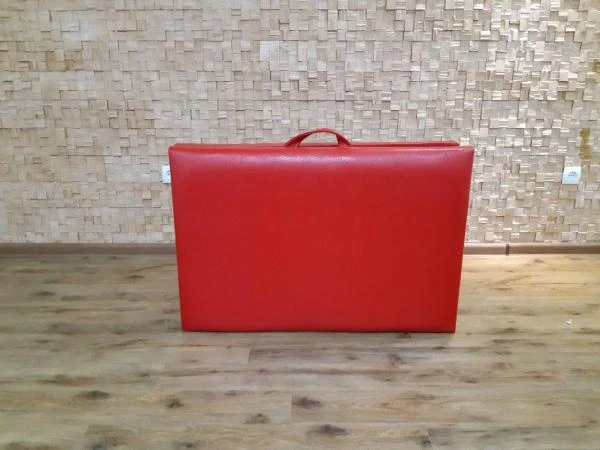 Kushetka sbornaya, razmer 2000x600mm, dermontin, nojki profil