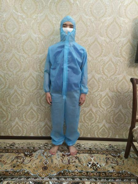 Maska medisinskaya odnorazovaya Kombinezon Xalat Prostinya Maska N95 Perchatki Ochki