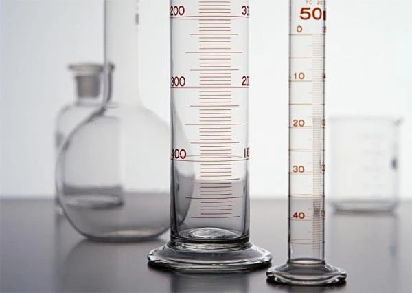 Laboratornaya posuda v assortimente