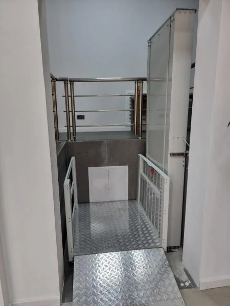 Вертикальный инвалидный подъёмник ComDis-250