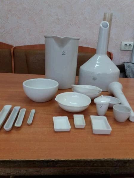 Laboratornaya posuda v assortimente