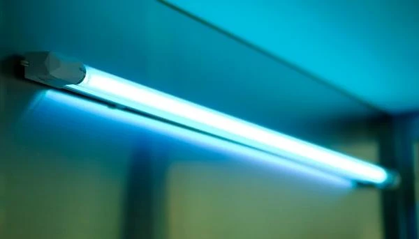 Kvarsevaya bakterisidnaya lampa (nastennaya)