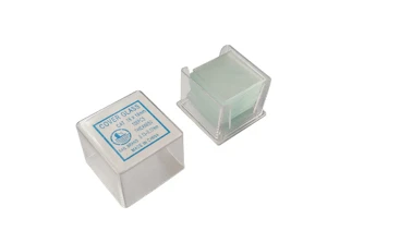 Mikroskop uchun ko'zoynaklarni mat chiziqli va yer cheti bilan yoping