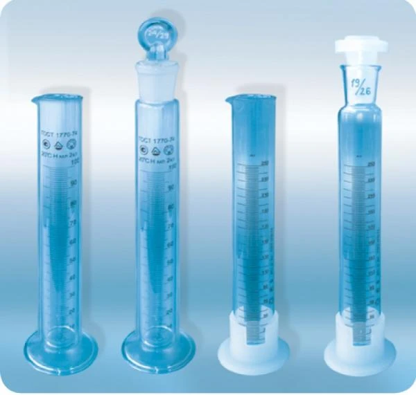 Цилиндр с делением на пластмассовой основе с носиком 500 мл