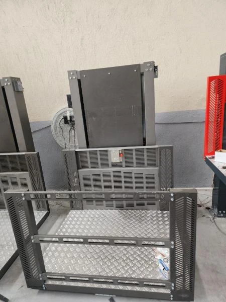 Вертикальный инвалидный подъёмник ComDis-250