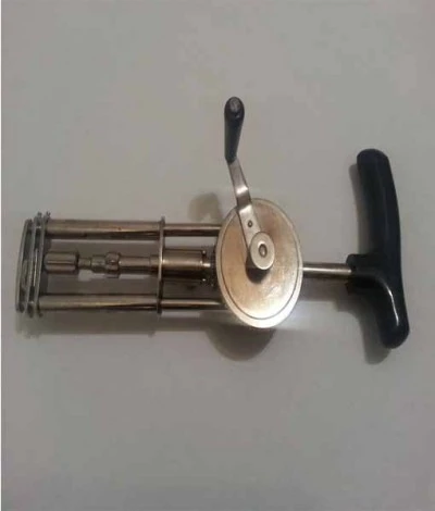 Drel ruchnaya unifisirovannaya dlya obrabotki kostey i provedeniya spis