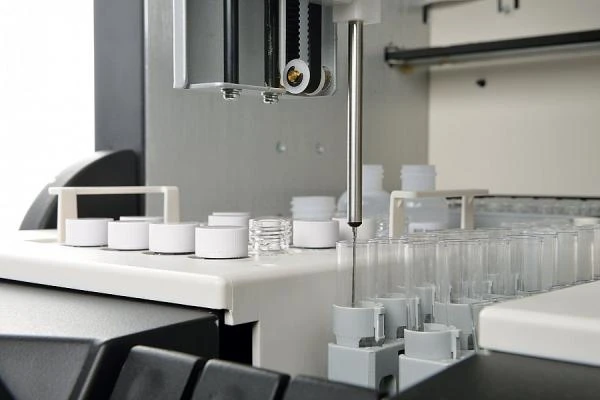 Кварцевая микропластина с 96 ячейками