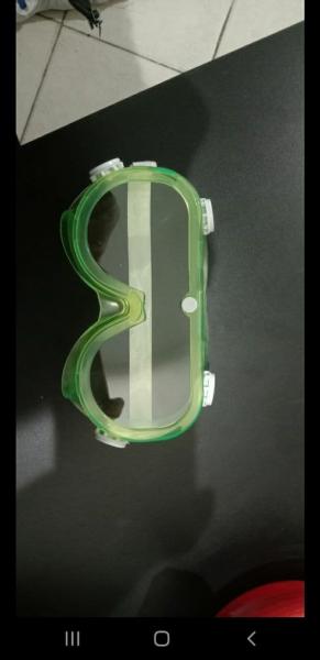 Maska medisinskaya odnorazovaya Kombinezon Xalat Prostinya Maska N95 Perchatki Ochki