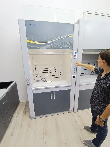 Вытяжной шкаф лабораторный