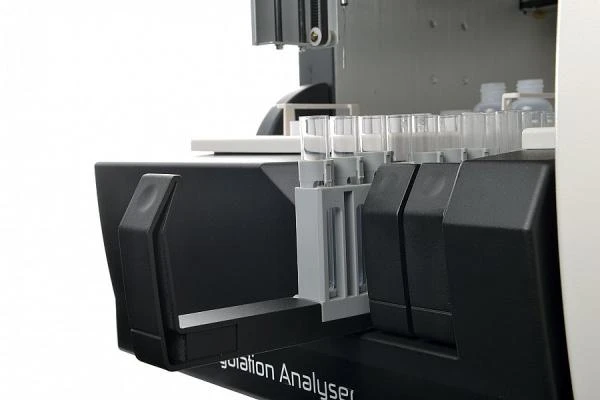 Кварцевая микропластина с 96 ячейками