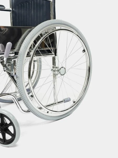 Invalidnaya kolyaska s ruchnim privodom model s naduvnimi kolesami