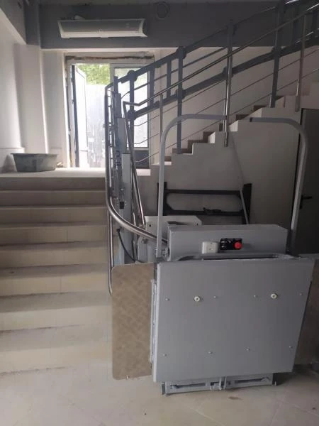 Naklonniy (lestnichniy) invalidniy podyomnik ComDis-250 W