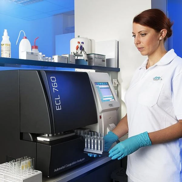 Кварцевая микропластина с 96 ячейками