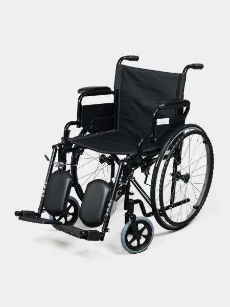 Invalidnaya kolyaska s tverdimi kolesami