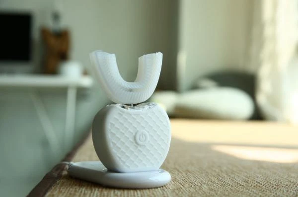 Avtomaticheskaya zubnaya shetka dlya chistki i otbelivaniya zubov V-WHITE